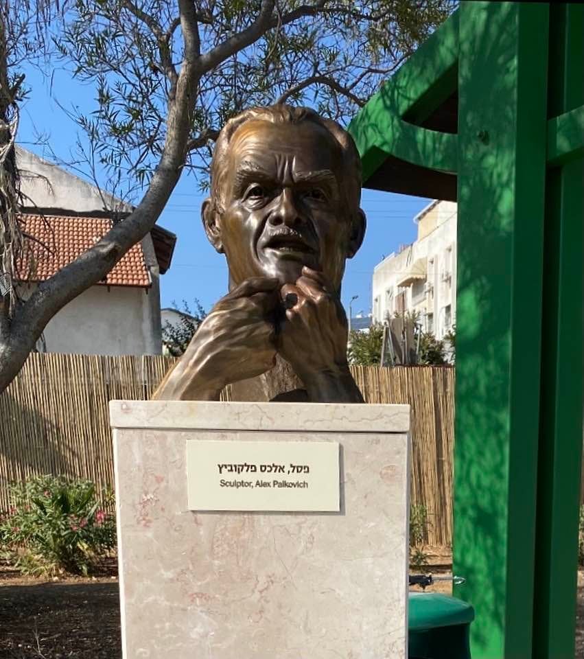 Izhak Shamir on pedestal