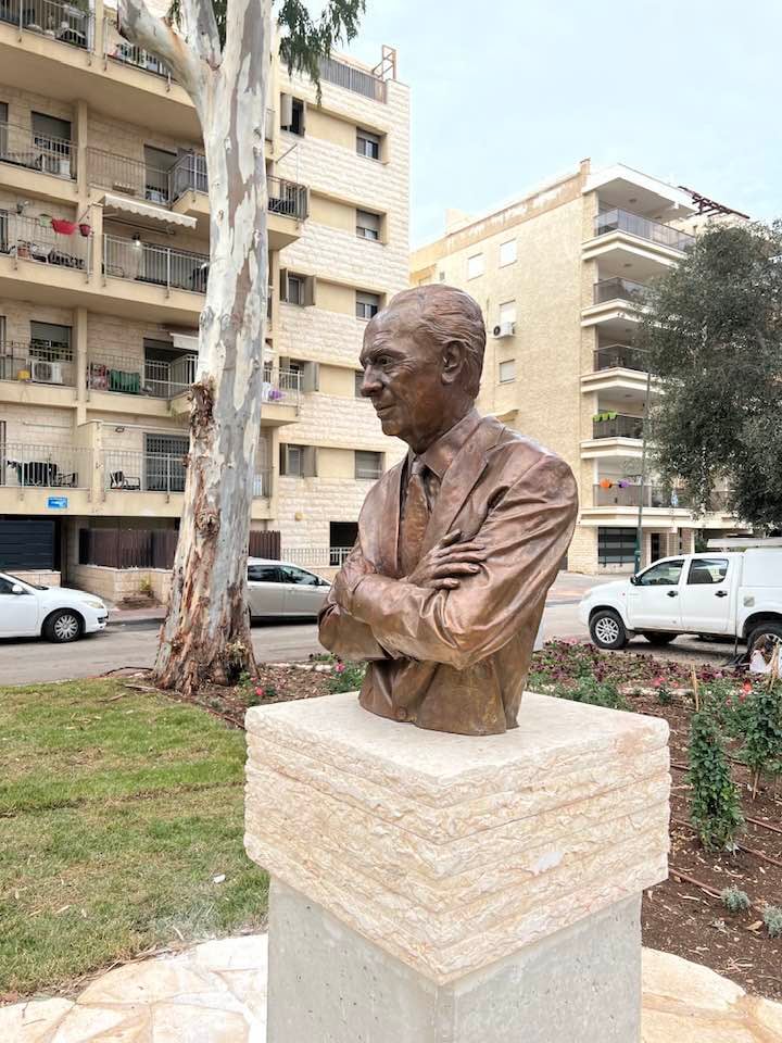 Shimon Peres - side vuew